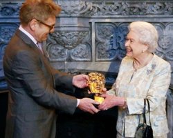 Королеве Елизавете II вручили премию BAFTA