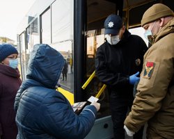 В ОП раскритиковали киевские власти за плохую организацию спецпропусков на транспорт