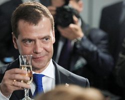 По "скрєпам" і "святому": українці висміяли РФ та Медведєва після вибухів на спиртзаводах (відео)