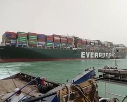 Движение по Суэцкому каналу полностью остановилось (карта, видео)