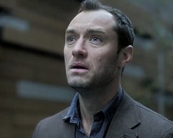 Кинопремьеры недели: Фантастика Таймлесс. Рубиновая книга, триллеры с Холли Бери и Джудом Лоу и комедия