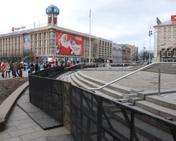 Майдан огородили металлическим забором