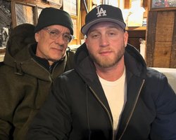 "Спасайте": сын Тома Хэнкса "застрял" в Колумбии из-за курьезного случая с паспортом