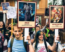 В Киеве противники "Бессмертного полка" пришли на шествие с фото героев компьютерных игр и комиксов