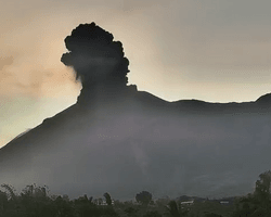 На Філіппінах прокинувся вулкан: гігантський стовп попелу піднявся на кілька кілометрів (відео)