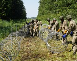 Литва перебрасывает войска к границе с Польшей и Беларусью из-за ситуации с мигрантами (видео)