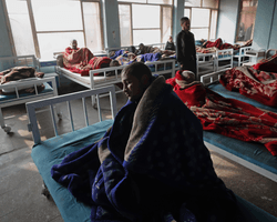 "Умирают от голода и спят по трое в койке": как под властью талибов лечат наркозависимых (фото)