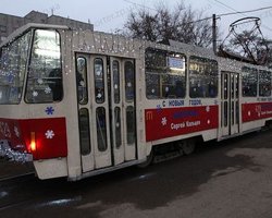В Запорожье курсирует новогодний трамвай