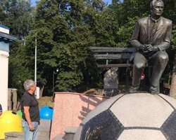 Луческу возложил цветы к памятнику Лобановскому, а ультрас протестовали