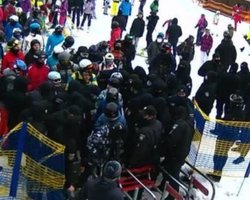 Полиция нагрянула в "Буковель" с проверкой и блокировала подъемники (видео)