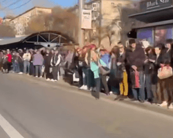 На остановках в Киеве образовались огромные очереди, что происходит (видео)