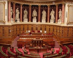 Сенат Франции поддержал повышение пенсионного возраста