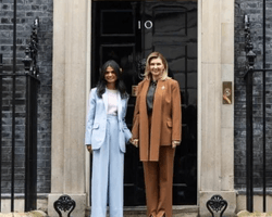 Олена Зеленська в гірчичному костюмі відвідала Даунінг-стріт у Лондоні (фото)