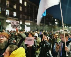 "Свободу России, мир Украине": после смерти Навального россияне выходят на митинги (фото, видео)