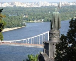 С памятника князю Владимиру срочно сняли Георгиевский крест