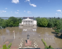 Нова Каховка затоплена внаслідок підриву греблі Каховської ГЕС, — окупанти (відео)