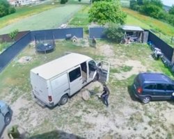 З лопатами, сокирами і ножем: на Волині цивільні напали на автомобілі ТЦК (відео)