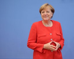 Меркель не исключает, что изменит позицию по "Северному потоку – 2" из-за отравления Навального