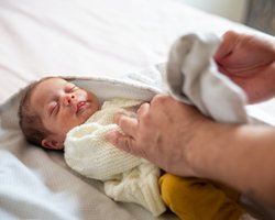 "Кесарево в подвале". Как работает киевский роддом в условиях войны