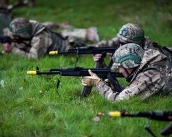 "Якщо виживуть": молодь вступає до лав ЗСУ, аби після року служби виїхати з країни, — нардеп