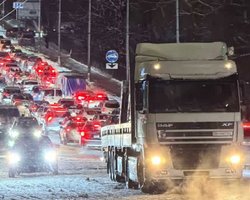 Транспортний колапс у Києві через снігопади: люди стоять у довжелезних чергах на автобуси (відео)