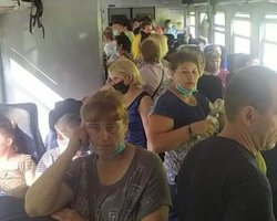 "Идеальные условия для коронавируса". Появились фото переполненной электрички Киев-Нежин