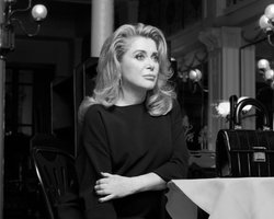 80-летняя Катрин Денев в стильном платье появилась на Каннском кинофестивале-2024 (фото)