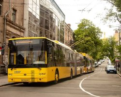 В Киеве с 12:00 субботы начнет работать наземный транспорт, – КГГА