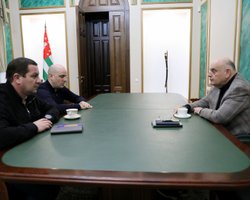 Боится протестов в Грузии: глава непризнанной Абхазии перевел силовиков на усиленный режим