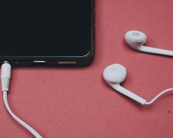 Дротові навушники знову в тренді: найкращі сучасні смартфони з потрібним роз'ємом (фото)