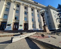 ВС РФ обстреляли здание Херсонской ОВА: повреждены 2 этажа (фото, видео)