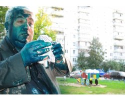 В Харькове оппозиционного кандидата облили зеленкой