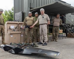 Порошенко показав "трофей з-під Покровська": волонтери впізнали український БПЛА (фото)