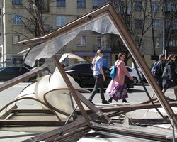 В Киеве нетрезвый водитель снес остановку. Погибла девушка