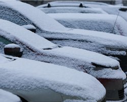 Помилки водіїв: які предмети не можна залишати в салоні автомобіля взимку