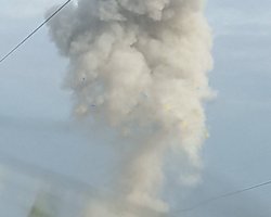 Здійнявся стовп диму: у Новій Каховці пролунали вибухи, є жертви, — соцмережі (фото, відео)