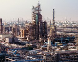 Иран обстрелял НПЗ Bapco в Бахрейне: горит крупнейший нефтеперерабатывающий завод (видео)