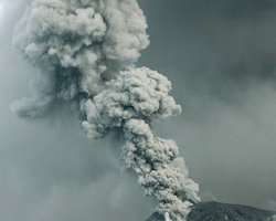 В Индонезии началось извержение вулкана Локон