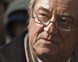 Поклонники Ступки несут цветы к театру имени Ивана Франко