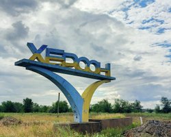 Окупанти вдарили по цивільному автобусу в Херсоні: є загиблі і поранені (фото)