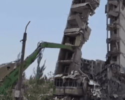 Заметают следы преступлений: россияне сносят разрушенные дома в Авдеевке (видео)