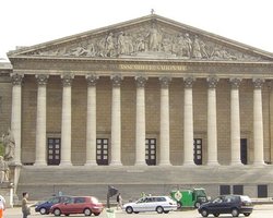 Янукович встречается с главой Национального собрания Франции