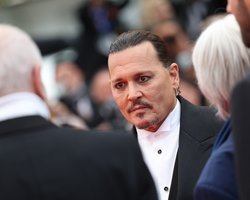 Канны 2023: Джонни Депп смутился на публике, сорвав овации на премьере "Жанны Дюбарри",