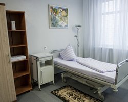 Кортеж из машин скорой помощи и машин сопровождения прибыл в харьковскую больницу. Находится ли там Тимошенко - неизвестно