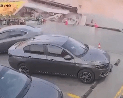 Заправка в Єгипті раптово провалилася під землю на очах у водіїв: момент потрапив на відео