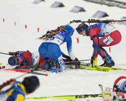 Уносили на руках. Норвежская звезда биатлона упала в обморок за километр до финиша (фото, видео)