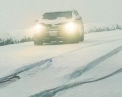 Дорогу на Буковель замело снегом: что происходит на трассах в западных областях Украины (видео)