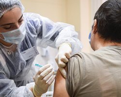 Меньше всего в Закарпатье: сколько украинцев уже привились от коронавируса