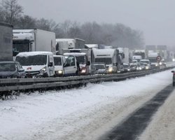 Через негоду в Україні почали обмежувати рух на дорогах: про які напрямки йдеться