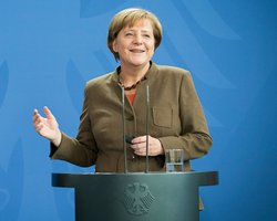 Меркель продолжает усиленно думать о миротворцах на Донбассе